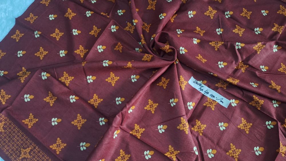 Kain batik custom bahan katun dolby motif timbul warna maroon merah hati harga 40 ribu per meter