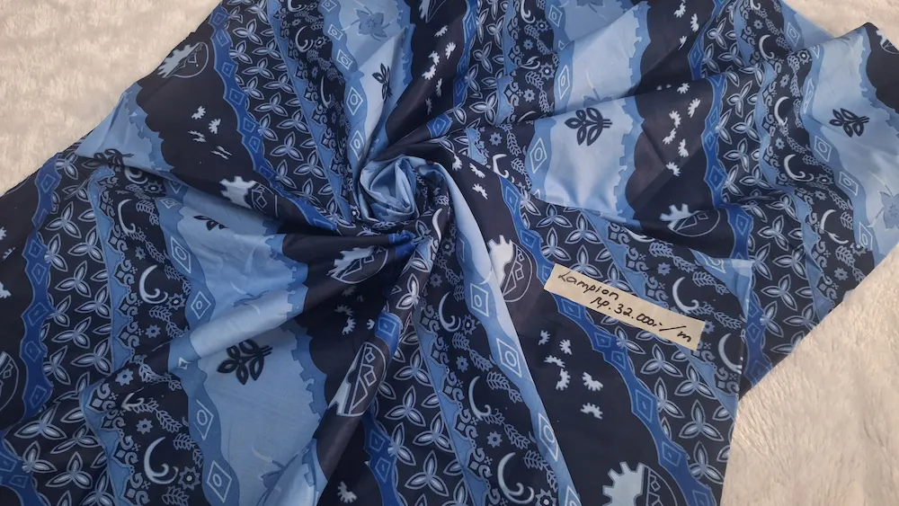 Kain batik custom bahan katun prima lampion biru motif seragam harga 32 ribu per meter