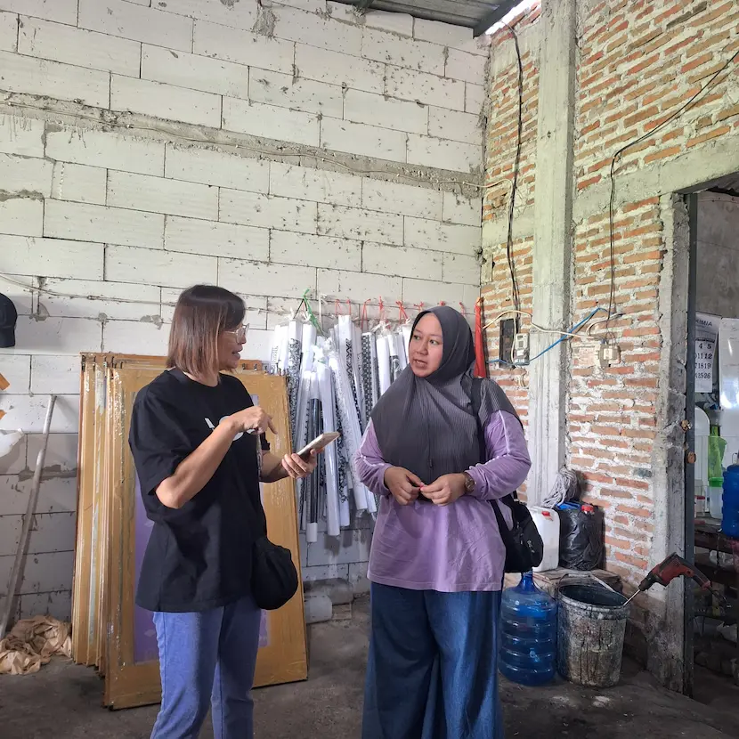 Ibu Ika Penanggung Jawab Produsen Batik Custom Menerima Kunjungan Tamu di Workshop