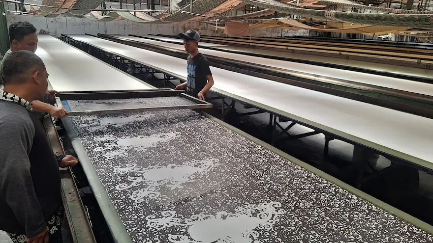 Bentangan Meja Cetak Skala Pabrik Produsen Batik Custom