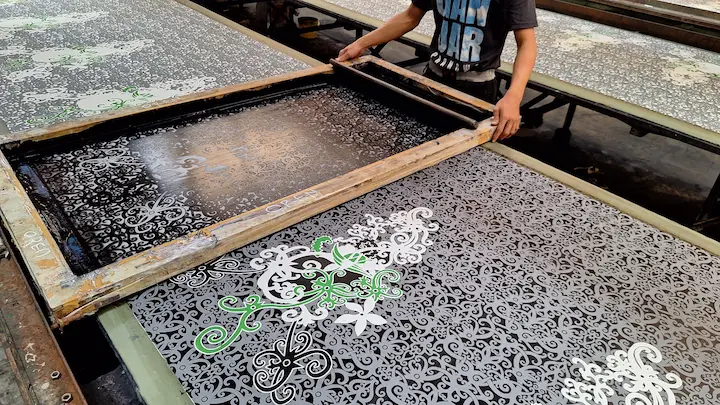 Tahap Cetak Multi-Warna Presisi
